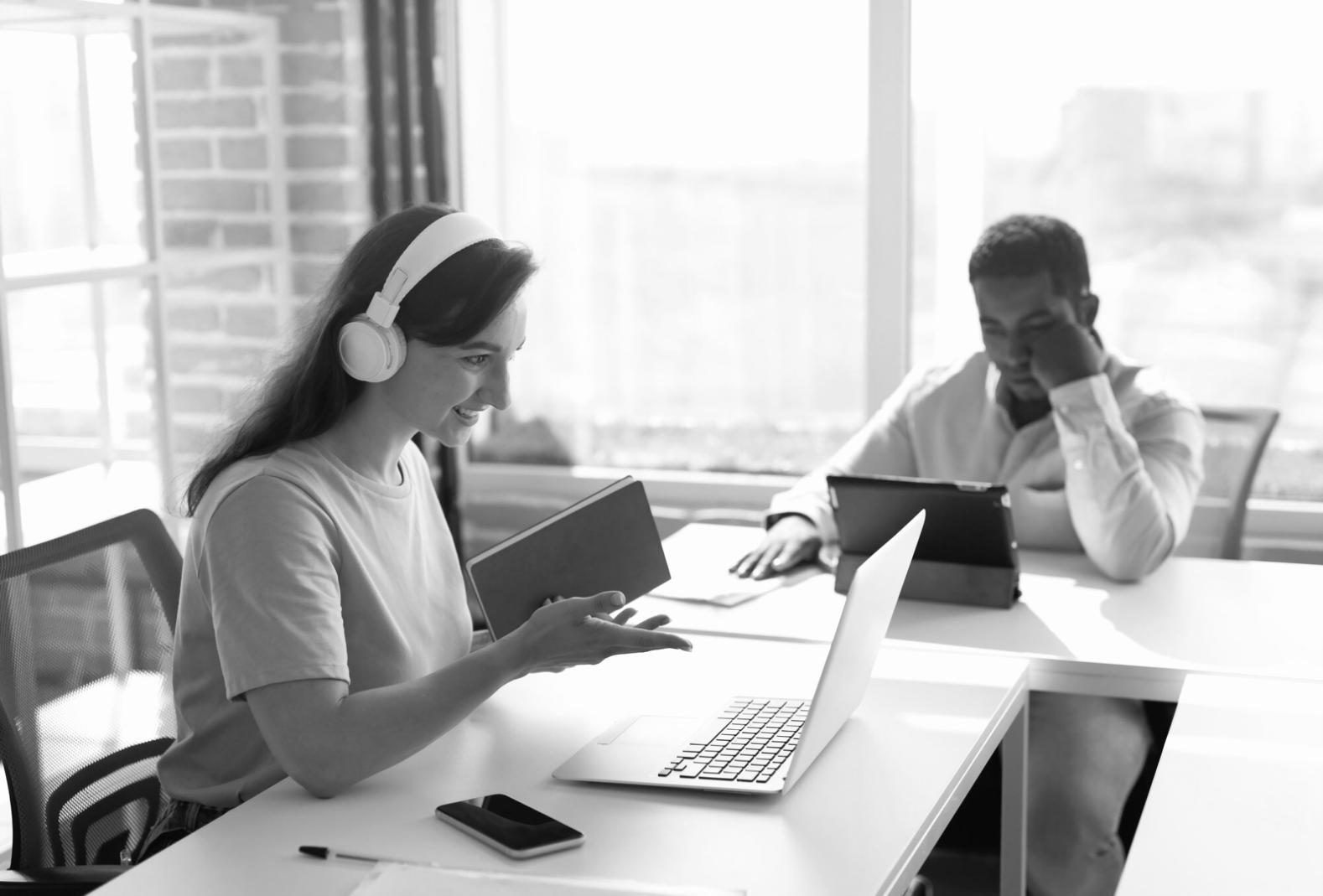 Bureau moderne avec organisation minimaliste pour la gestion budgétaire